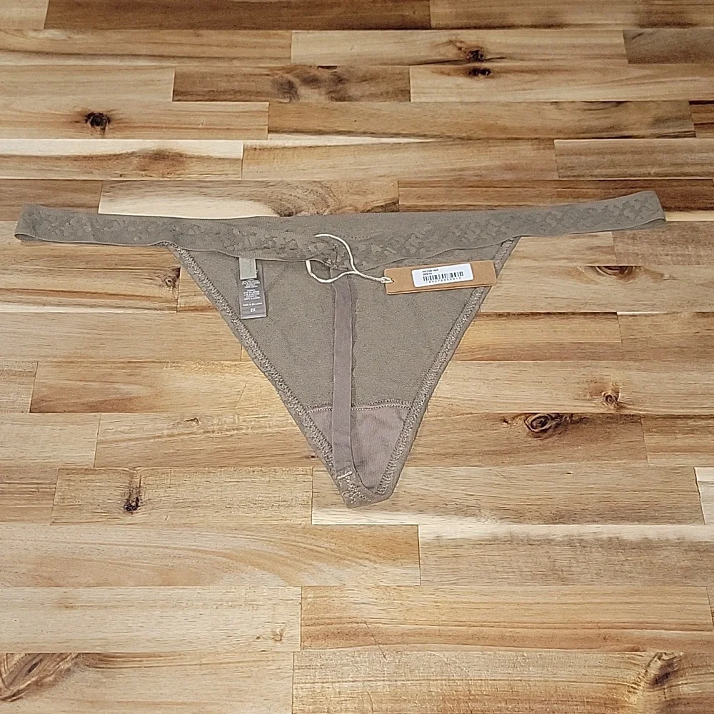 SKIMS Kim Kardashian Women's 2X Logo Thong Panties New w/ Tags!